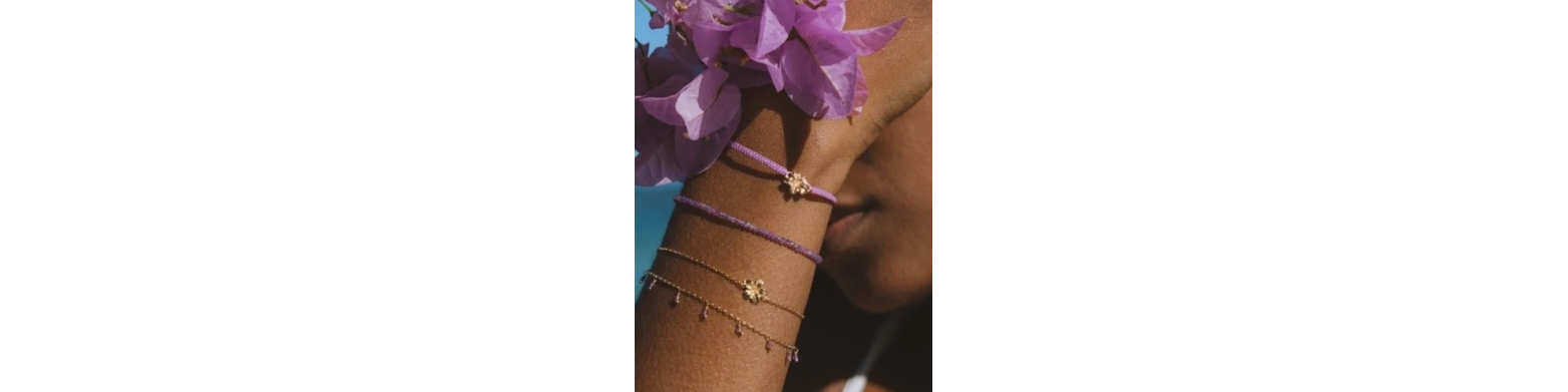 Bracelets dorés à l'or fin et ornés de pierres semi-précieuses.