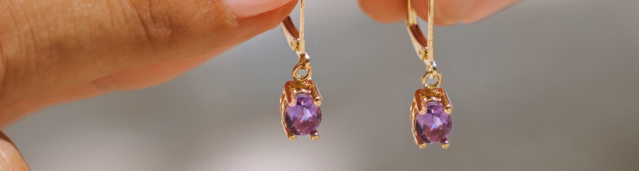 Boucles dorées à l'or fin ornées de pierres semi-précieuses.