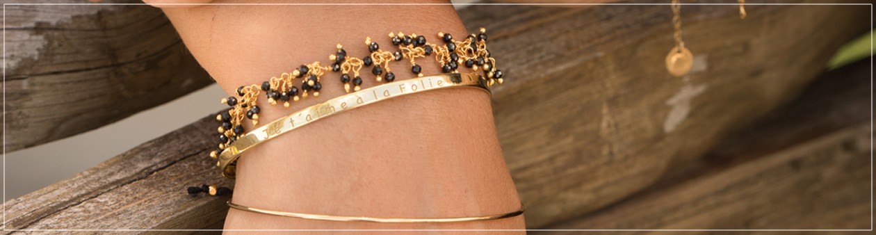 Bracelets dorés à l'or fin et ornés de pierres semi-précieuses.