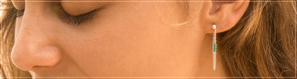 Boucles en argent massif et pierres semi-précieuses.